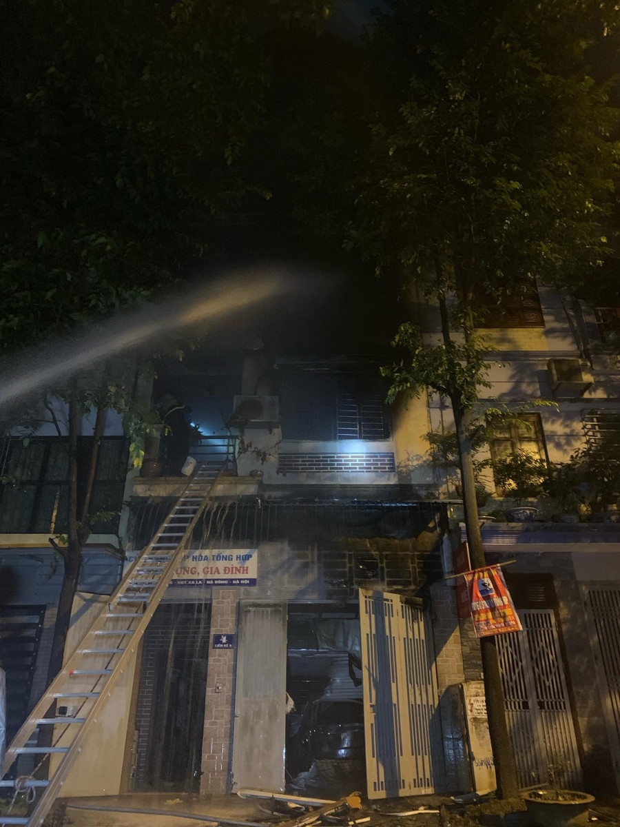 đến 0h30 đám cháy được dập tắt, lực lượng PCCC vẫn tiếp tục phun nước để dập nguội. đến 0h30 đám cháy được dập tắt, lực lượng PCCC vẫn tiếp tục phun nước để dập nguội.