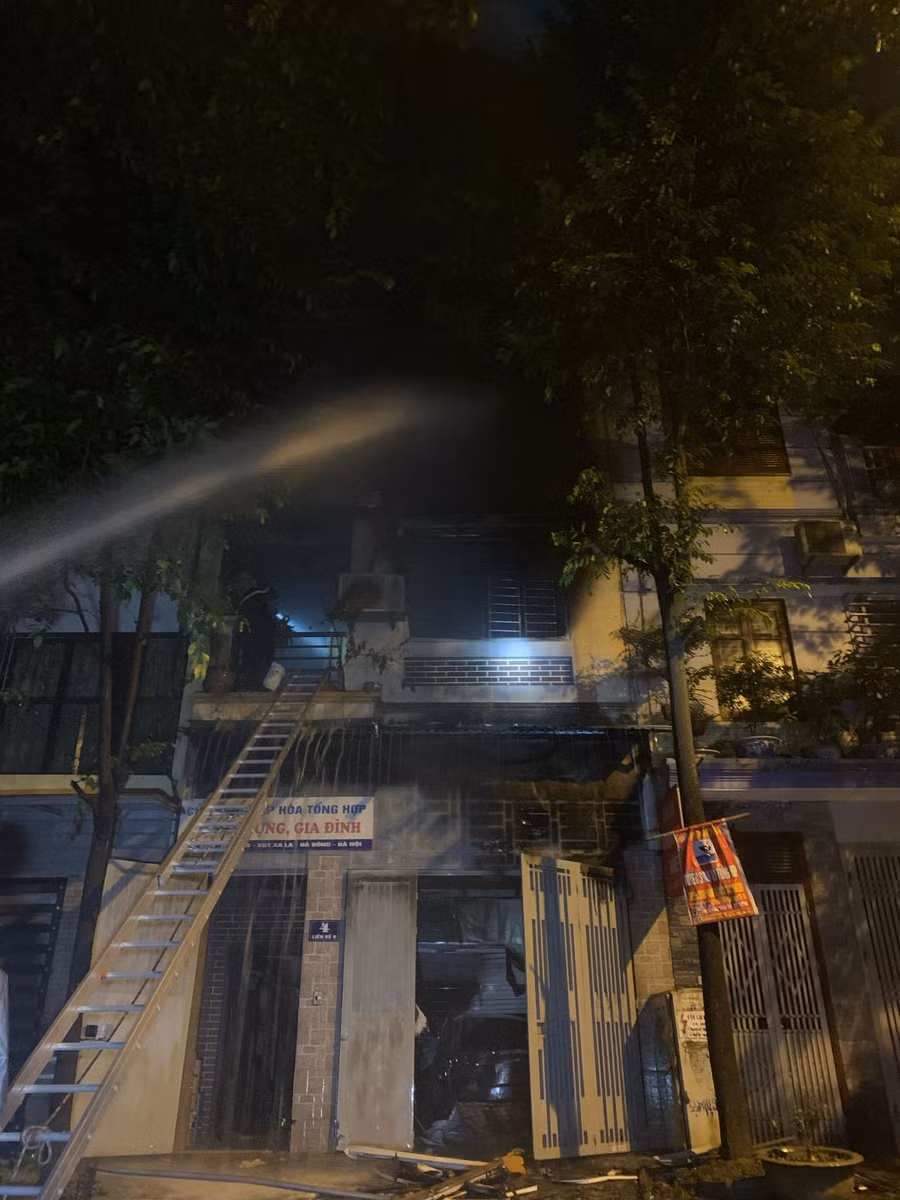 đến 0h30 đám cháy được dập tắt, lực lượng PCCC vẫn tiếp tục phun nước để dập nguội.