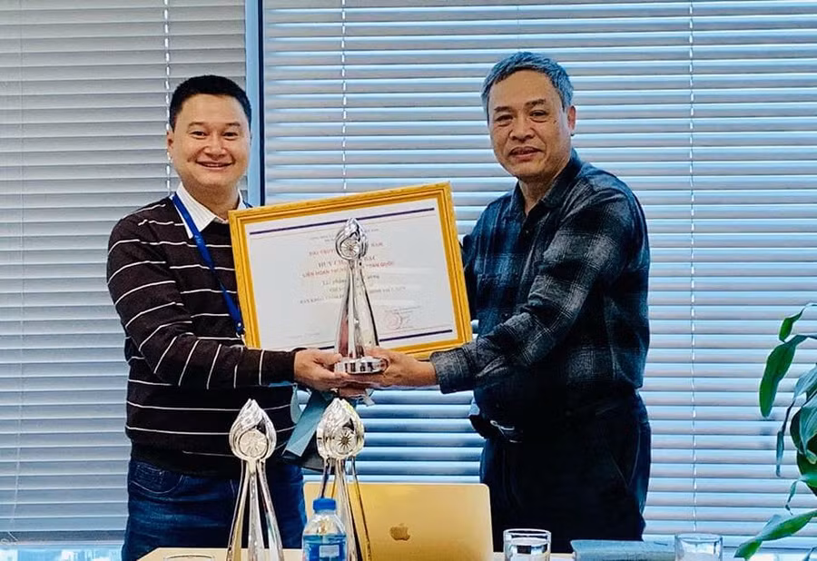 Nhà báo Nguyễn Văn Ba (ảnh trái) với Bằng khen và cúp Bạc với tác phẩm Thầy Nguyễn Văn Cương