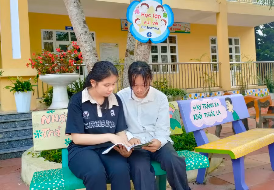 Chìu Thị Trang (áo trắng) và bạn học ôn bài trong những giờ nghỉ tại trường.