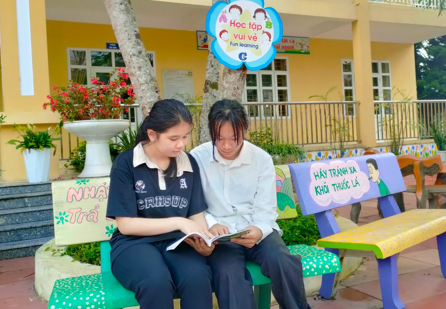 Chìu Thị Trang (áo trắng) và bạn học ôn bài trong những giờ nghỉ tại trường. Chìu Thị Trang (áo trắng) và bạn học ôn bài trong những giờ nghỉ tại trường.