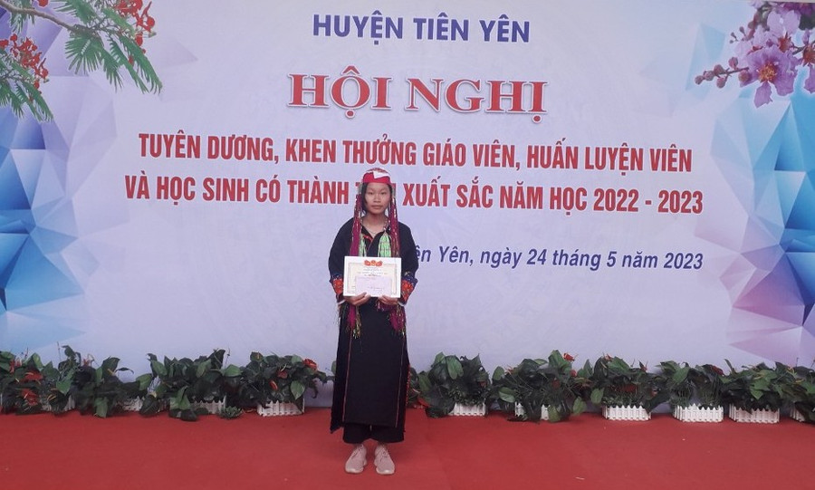 Chìu Thị Trang nhận phần thưởng trong lễ tuyên dương học sinh giỏi của Huyện Tiên Yên. Chìu Thị Trang nhận phần thưởng trong lễ tuyên dương học sinh giỏi của Huyện Tiên Yên.