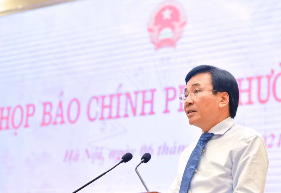 Bộ trưởng, Chủ nhiệm Văn phòng Chính phủ Trần Văn Sơn phát biểu tại buổi họp báo.
