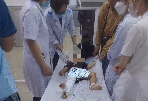 Cháu bé được đưa tới bệnh viện cấp cứu. (Ảnh: CTV)