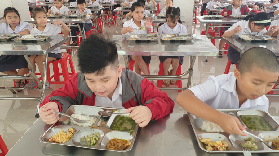 Một bữa ăn của học sinh Trường TH, THCS&THPT Victory, TP Buôn Ma Thuột. (Ảnh: PV) Một bữa ăn của học sinh Trường TH, THCS&THPT Victory, TP Buôn Ma Thuột. (Ảnh: PV)