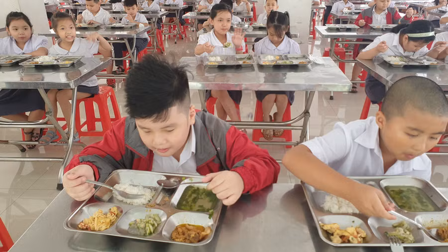 Một bữa ăn của học sinh Trường TH, THCS&THPT Victory, TP Buôn Ma Thuột. (Ảnh: PV)