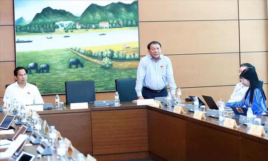 Bộ trưởng Bộ Văn hoá Thể thao và Du lịch Nguyễn Văn Hùng.