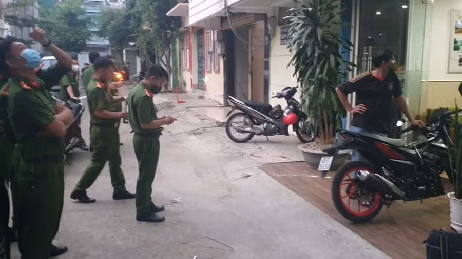 Cơ quan chức năng khám nghiệm hiện trường.