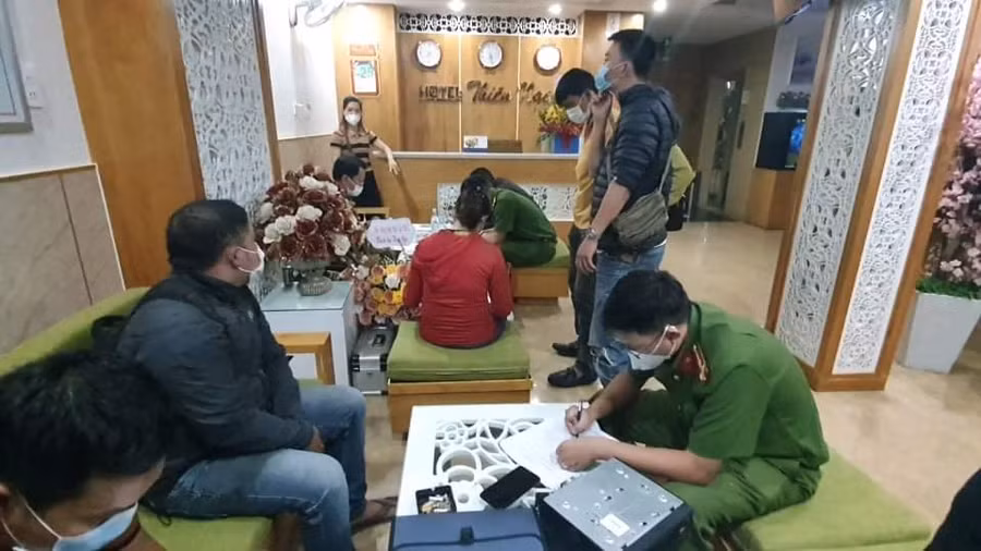 Công an làm việc với chủ khách sạn nơi nạn nhân nhảy lầu.