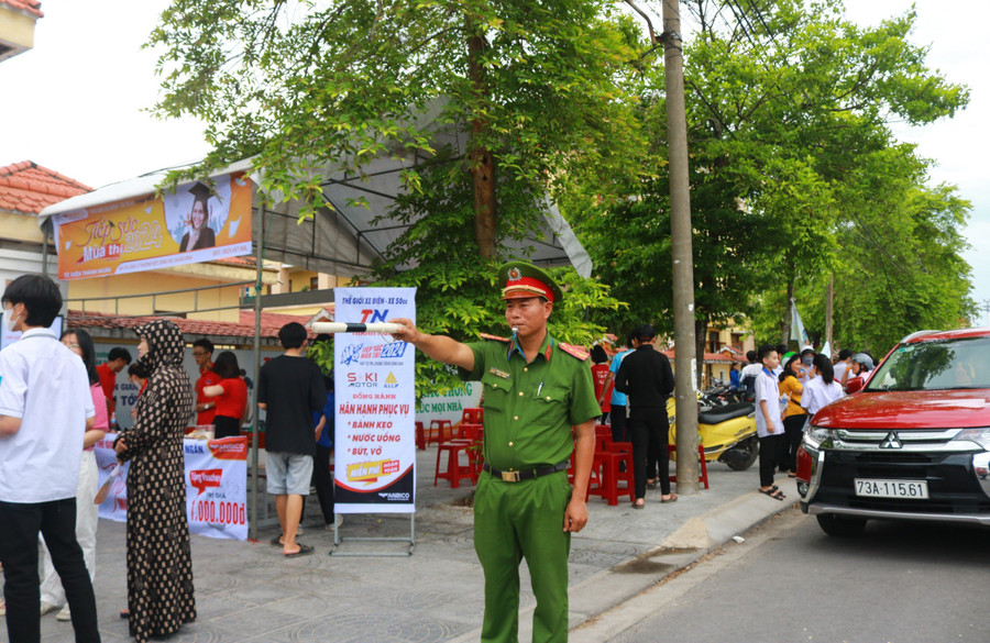 Lực lượng công an cũng tăng cường hướng dẫn, phân luồng đảm bảo an ninh trật tự, an toàn giao thông tại khu vực điểm thi; sẵn sàng phối hợp cùng địa phương, bệnh viện, trường học xử lý sự cố bất thường xảy ra. Lực lượng công an cũng tăng cường hướng dẫn, phân luồng đảm bảo an ninh trật tự, an toàn giao thông tại khu vực điểm thi; sẵn sàng phối hợp cùng địa phương, bệnh viện, trường học xử lý sự cố bất thường xảy ra.