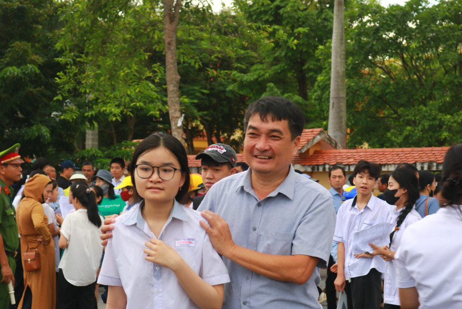 Nhiều giáo viên, phụ huynh có mặt tại điểm thi để giúp TS giải đáp những câu hỏi thắc mắc. Theo đánh giá của một số giáo viên, đề Tiếng Anh năm nay khá phù hợp với năng lực TS. Nhiều giáo viên, phụ huynh có mặt tại điểm thi để giúp TS giải đáp những câu hỏi thắc mắc. Theo đánh giá của một số giáo viên, đề Tiếng Anh năm nay khá phù hợp với năng lực TS.