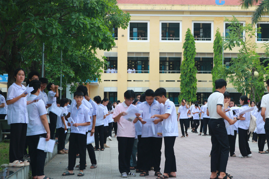 TS đăng ký thi vào Trường THPT chuyên Võ Nguyên Giáp sẽ dự thi tại hai điểm trường là Trường THPT chuyên Võ Nguyên Giáp và Trường THPT Đồng Hới. TS đăng ký thi vào Trường THPT chuyên Võ Nguyên Giáp sẽ dự thi tại hai điểm trường là Trường THPT chuyên Võ Nguyên Giáp và Trường THPT Đồng Hới.