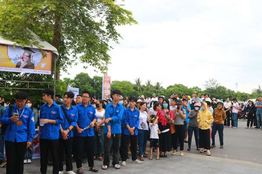 Thông tin từ Sở GD&ĐT Quảng Bình, trong buổi thi môn Tiếng Anh sáng nay có 777/779 TS dự thi, vắng 2 TS (1 TS ốm, 1 TS không rõ lý do). Buổi thi đã diễn ra an toàn, nghiêm túc, đúng quy chế; không có cán bộ làm nhiệm vụ thi và không có TS vi phạm quy chế thi. Thông tin từ Sở GD&ĐT Quảng Bình, trong buổi thi môn Tiếng Anh sáng nay có 777/779 TS dự thi, vắng 2 TS (1 TS ốm, 1 TS không rõ lý do). Buổi thi đã diễn ra an toàn, nghiêm túc, đúng quy chế; không có cán bộ làm nhiệm vụ thi và không có TS vi phạm quy chế thi.