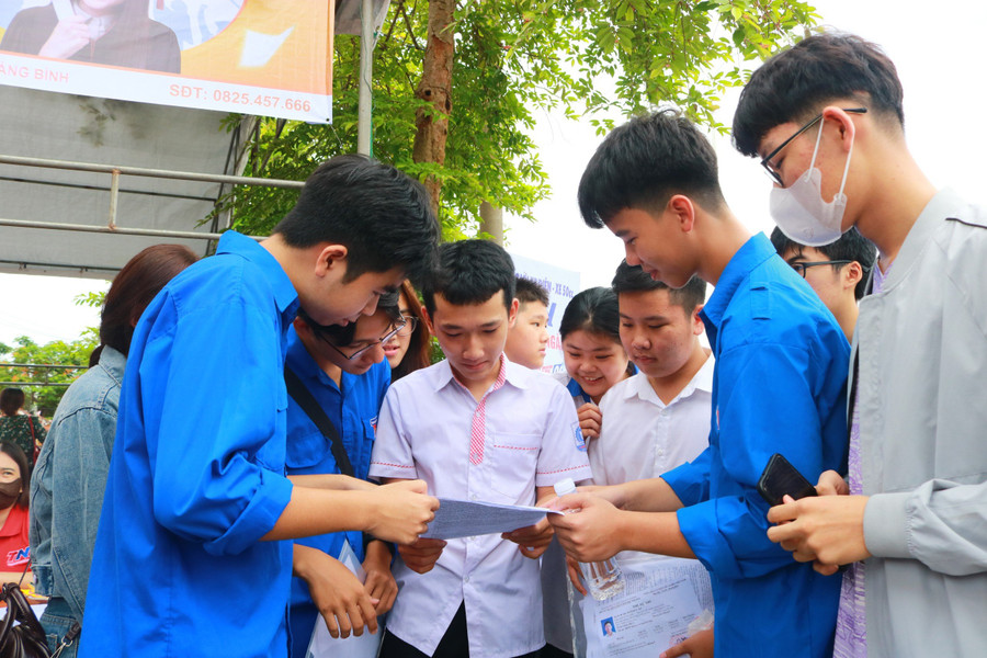 Trong sáng nay, hơn 30 tình nguyện viên đã có mặt từ sớm tại điểm Trường THPT chuyên Võ Nguyên Giáp để chào đón, hướng dẫn TS thông tin liên quan tới phòng thi, môn thi. Trong màu áo xanh tình nguyện, họ đã gửi tới TS những ly nước hay mẩu bánh như giúp TS xua bớt mệt mỏi. Trong sáng nay, hơn 30 tình nguyện viên đã có mặt từ sớm tại điểm Trường THPT chuyên Võ Nguyên Giáp để chào đón, hướng dẫn TS thông tin liên quan tới phòng thi, môn thi. Trong màu áo xanh tình nguyện, họ đã gửi tới TS những ly nước hay mẩu bánh như giúp TS xua bớt mệt mỏi.