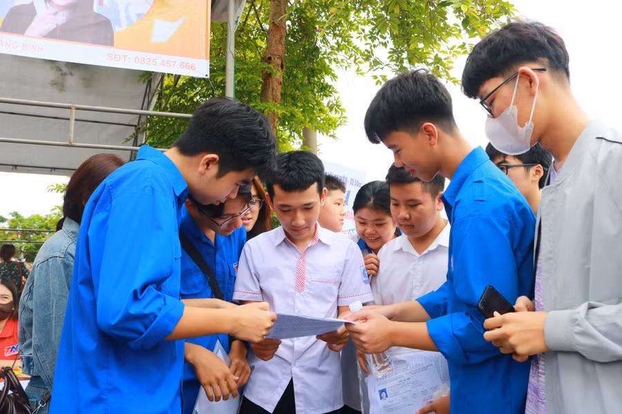 Trong sáng nay, hơn 30 tình nguyện viên đã có mặt từ sớm tại điểm Trường THPT chuyên Võ Nguyên Giáp để chào đón, hướng dẫn TS thông tin liên quan tới phòng thi, môn thi. Trong màu áo xanh tình nguyện, họ đã gửi tới TS những ly nước hay mẩu bánh như giúp TS xua bớt mệt mỏi.