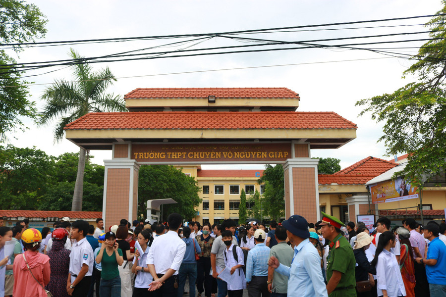 Năm học 2024-2025, Trường THPT chuyên Võ Nguyên Giáp không tổ chức tuyển sinh lớp không chuyên; tăng 1 lớp chuyên Văn so với năm học 2023-2024. Năm học 2024-2025, Trường THPT chuyên Võ Nguyên Giáp không tổ chức tuyển sinh lớp không chuyên; tăng 1 lớp chuyên Văn so với năm học 2023-2024.