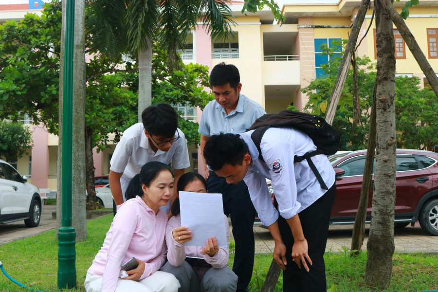 Kết thúc 60 phút làm bài, nhiều TS rời phòng thi trong tâm trạng vui vẻ, phấn khởi. Em Phạm Hữu Đạt cho biết: “Đề môn Tiếng Anh khá thú vị, em nghĩ bài thi của em sẽ trên 9 điểm. Tuy nhiên, theo quan điểm cá nhân thì em thấy rằng đề năm nay khó hơn những năm trước đó”. Kết thúc 60 phút làm bài, nhiều TS rời phòng thi trong tâm trạng vui vẻ, phấn khởi. Em Phạm Hữu Đạt cho biết: “Đề môn Tiếng Anh khá thú vị, em nghĩ bài thi của em sẽ trên 9 điểm. Tuy nhiên, theo quan điểm cá nhân thì em thấy rằng đề năm nay khó hơn những năm trước đó”.