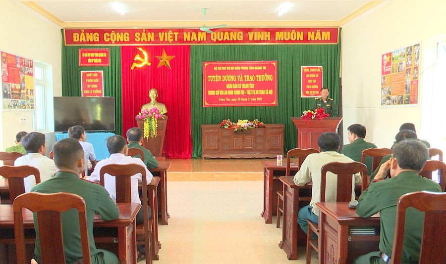 Bộ đội biên phòng Quảng Trị khen thưởng các ngư dân giao nộp vật thể nghi ma túy.