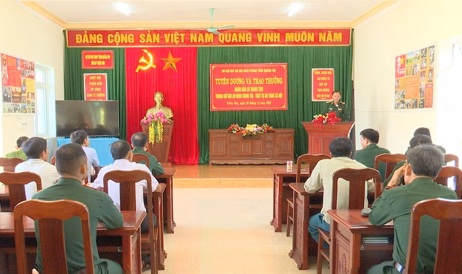 Bộ đội biên phòng Quảng Trị khen thưởng các ngư dân giao nộp vật thể nghi ma túy.