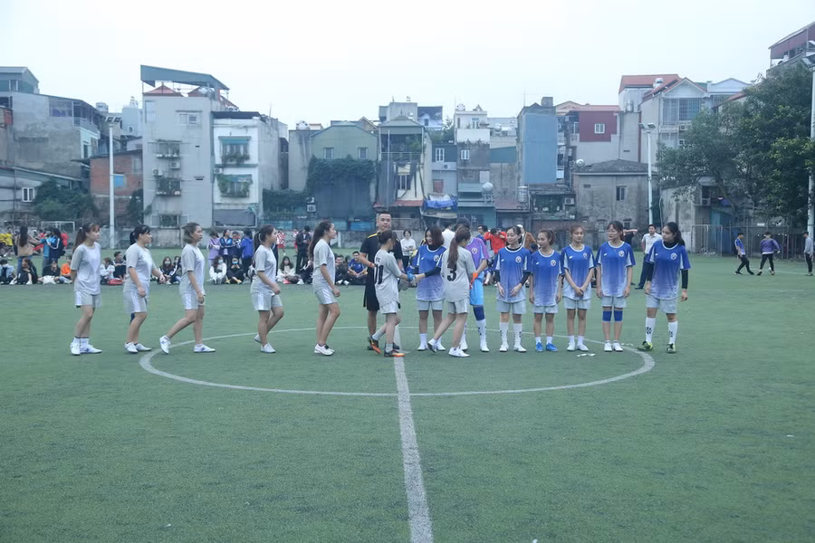 Các cầu thủ ra sân với tinh thần hữu nghị, đoàn kết, cống hiến những pha bóng đẹp mắt cho khán giả.