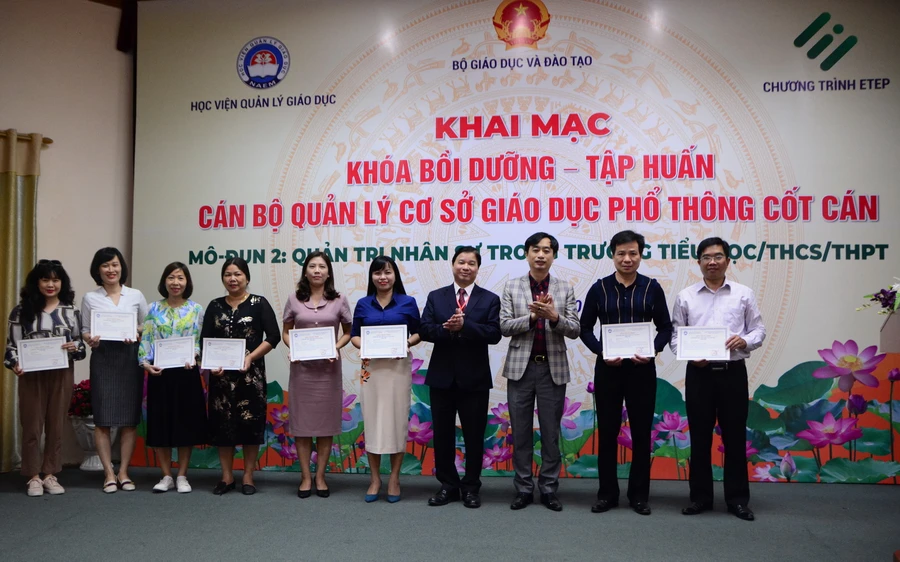 GS.TS Phạm Quang Trung - Giám đốc Học viện Quản lý Giáo dục và ông Nguyễn Ngọc Dũng - Giám đốc Ban quản lý Chương trình ETEP trao Giấy chứng nhận cho đại diện các thầy, cô đã hoàn thành mô - đun 1.