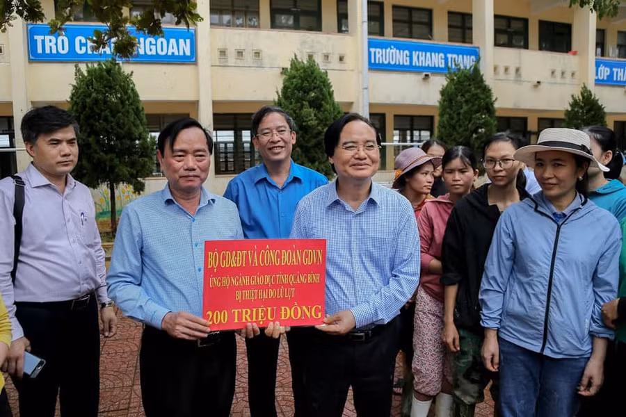 Bộ trưởng Phùng Xuân Nhạ trao tiền hỗ trợ của Bộ GD&ĐT và Công đoàn Giáo dục Việt Nam cho ngành Giáo dục tỉnh Quảng Bình.