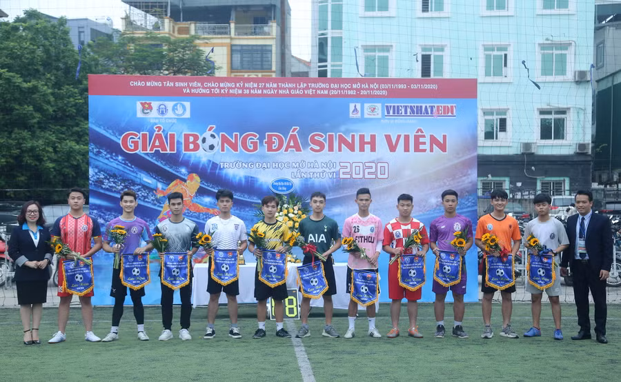 11 Liên chi đoàn nhận Cờ lưu niệm