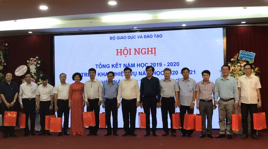 Thứ trưởng Nguyễn Hữu Độ tặng quà các đại biểu.