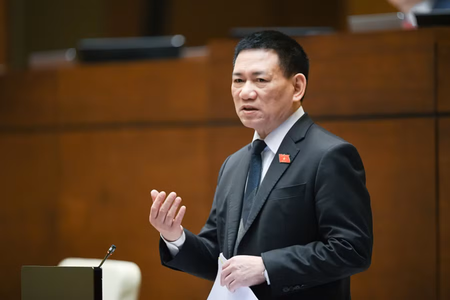 Bộ trưởng Bộ trưởng Bộ Tài chính Hồ Đức Phớc giải trình, làm rõ một số nội dung đại biểu Quốc hội nêu.