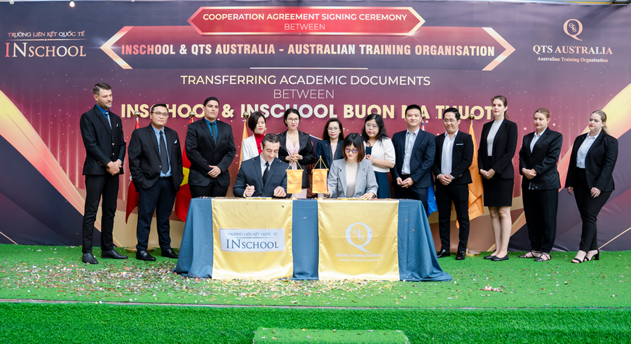 Đại diện INschool &amp; INschool BMT thực hiện lễ ký kết.