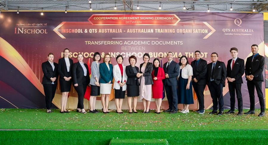 Các đại biểu và các giáo viên INschool trong lễ ký kết.