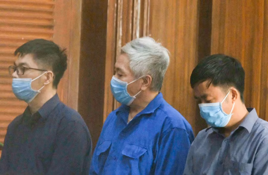 Các bị cáo là lãnh đạo Công ty TNHH Đầu tư Khoáng sản Hoàng Long tại phiên xét xử trước đó. Ảnh: Song Mai.