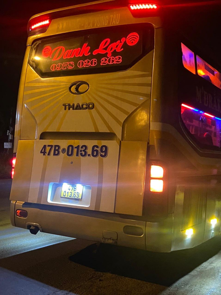 Xe khách chở theo 4 cá thể động vật không rõ nguồn gốc (ảnh: TM).