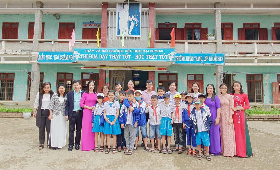 MC Thảo Vân và đoàn công tác trong chuyến đi tặng quà cho thầy - trò vùng khó. MC Thảo Vân và đoàn công tác trong chuyến đi tặng quà cho thầy - trò vùng khó.