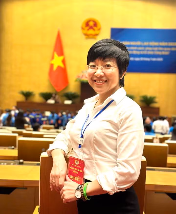 MC Thảo Vân tại Diễn đàn Người lao động năm 2023 tại Hội trường Diên Hồng - Nhà Quốc hội.