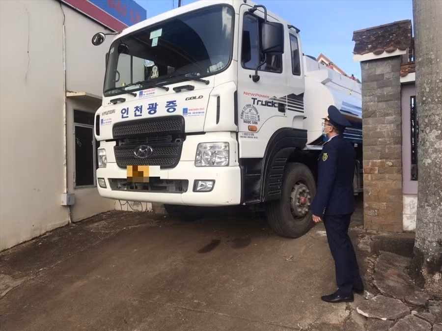 Kiểm tra việc bảo đảm nguồn cung xăng dầu tại một đơn vị kinh doanh xăng dầu tại Đắk Lắk.