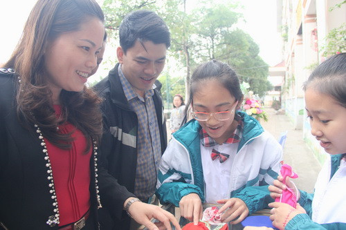 Cô Bùi Thị Kim Chi tham gia một hoạt động ngoài giờ lên lớp của học sinh