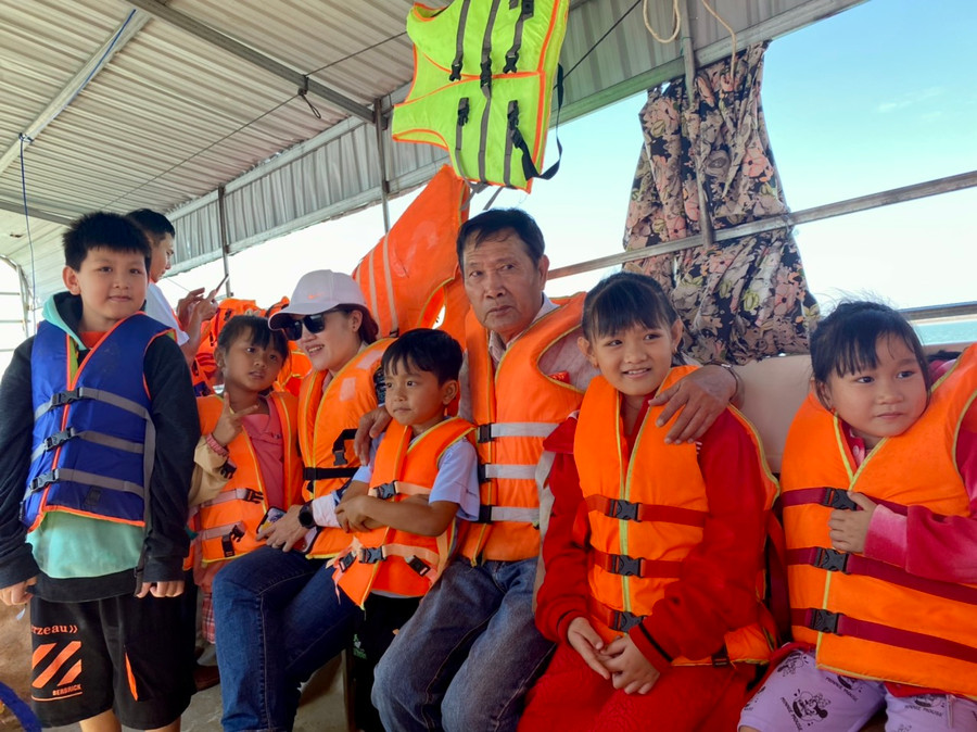 Để đến được lớp học chữ, lũ trẻ phải đi thuyền vượt qua sóng nước. Để đến được lớp học chữ, lũ trẻ phải đi thuyền vượt qua sóng nước.
