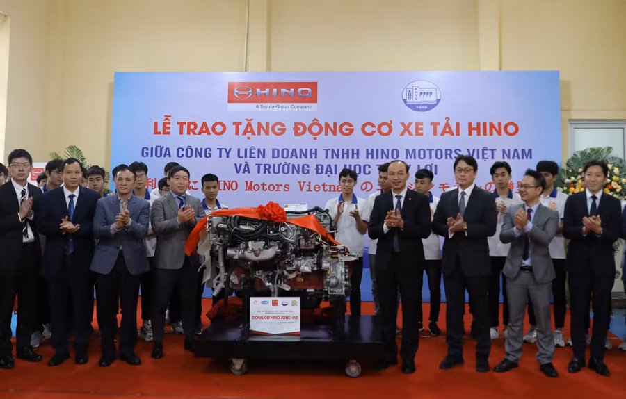 Lãnh đạo Trường Đại học Thủy lợi được và HMV tại lễ trao tặng động cơ xe tải Hino.