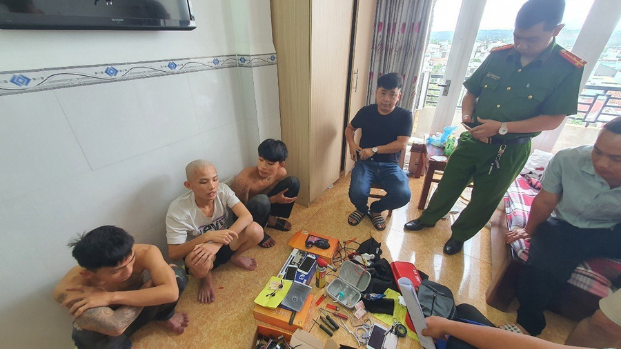 Các đối tượng bị Công an bắt giữ (ảnh: SĐ). Các đối tượng bị Công an bắt giữ (ảnh: SĐ).