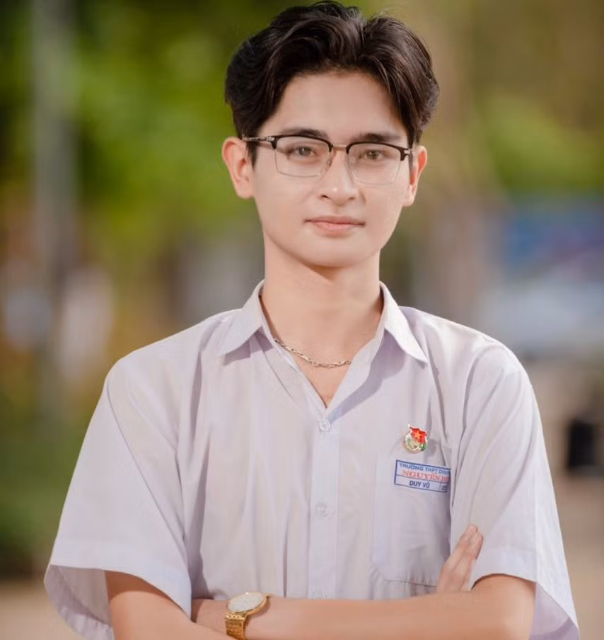 Xuất thân từ gia đình làm nông, nhà lại ở cách xa trường hơn 50km, nhưng Duy Vũ đã vươn lên trong học tập, rèn luyện và đạt được thành tích đầy mơ ước (ảnh: TT).