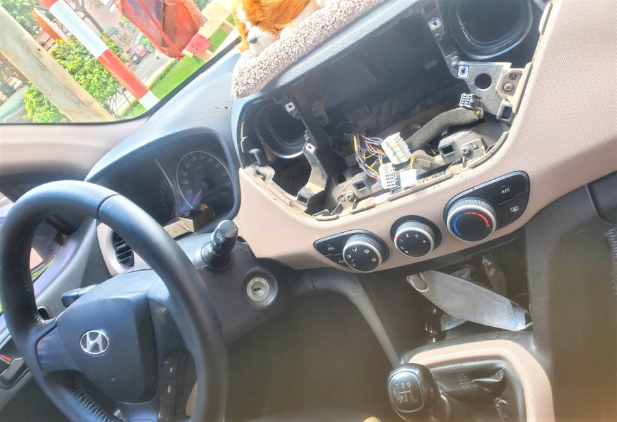 Một xe ô tô bị các đối tượng cạy cửa, trộm cắp các thiết bị (ảnh: SĐ). Một xe ô tô bị các đối tượng cạy cửa, trộm cắp các thiết bị (ảnh: SĐ).