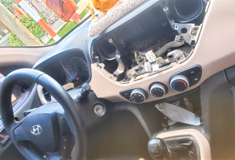 Một xe ô tô bị các đối tượng cạy cửa, trộm cắp các thiết bị (ảnh: SĐ).