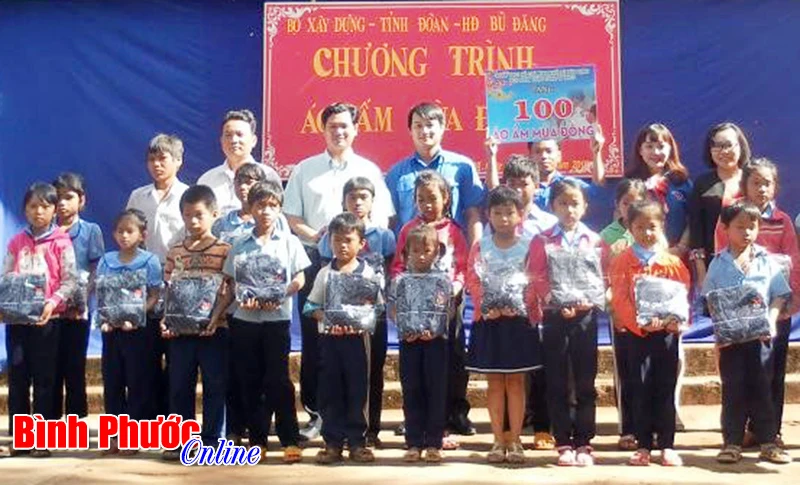 Bình Phước: Tặng 100 “Áo ấm mùa đông” cho HS khó khăn