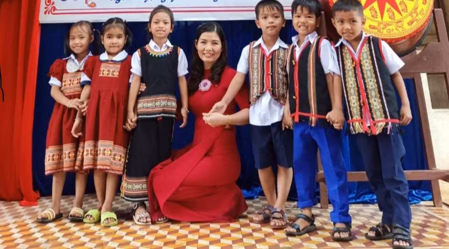 Cô Đậu Thị Lan tham gia hoạt động ngoại khoá cùng học sinh.