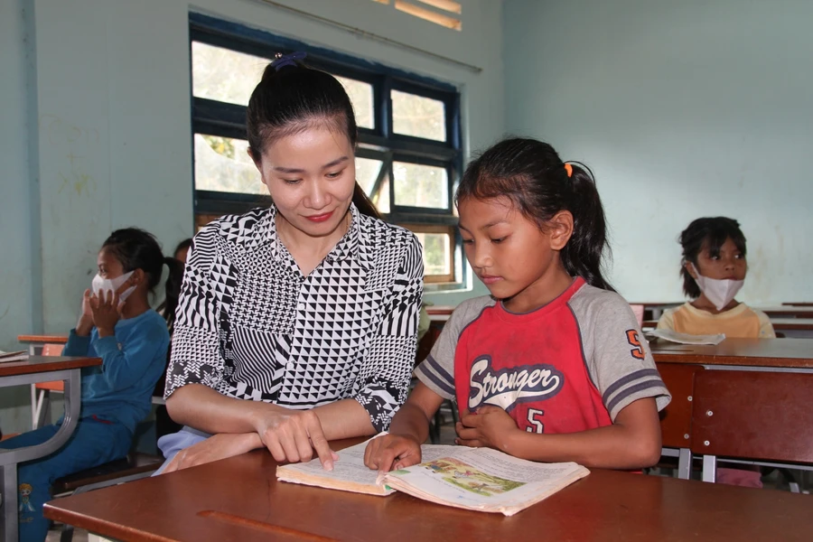 Cô Thu mong ước học trò có đủ cơm ăn, áo mặc và cố gắng học tập để sau này bớt đói nghèo.