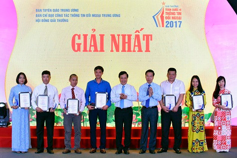 Ban Tổ chức trao giải Nhất cho các cá nhân đoạt giải