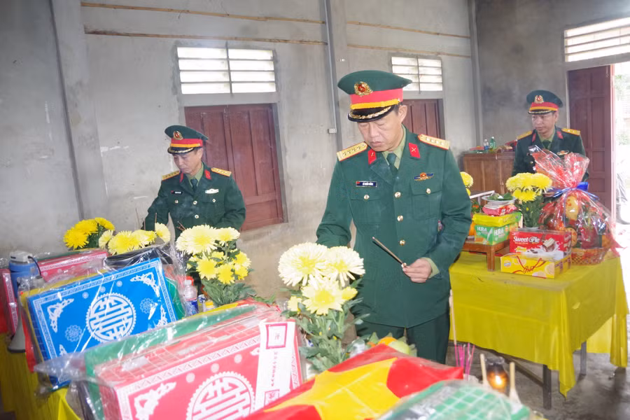 Cán bộ Sư đoàn 968 dâng hương viếng các liệt sĩ vừa được quy tập tại xã Cam Nghĩa, huyện Cam Lộ. Ảnh: Bá Minh.