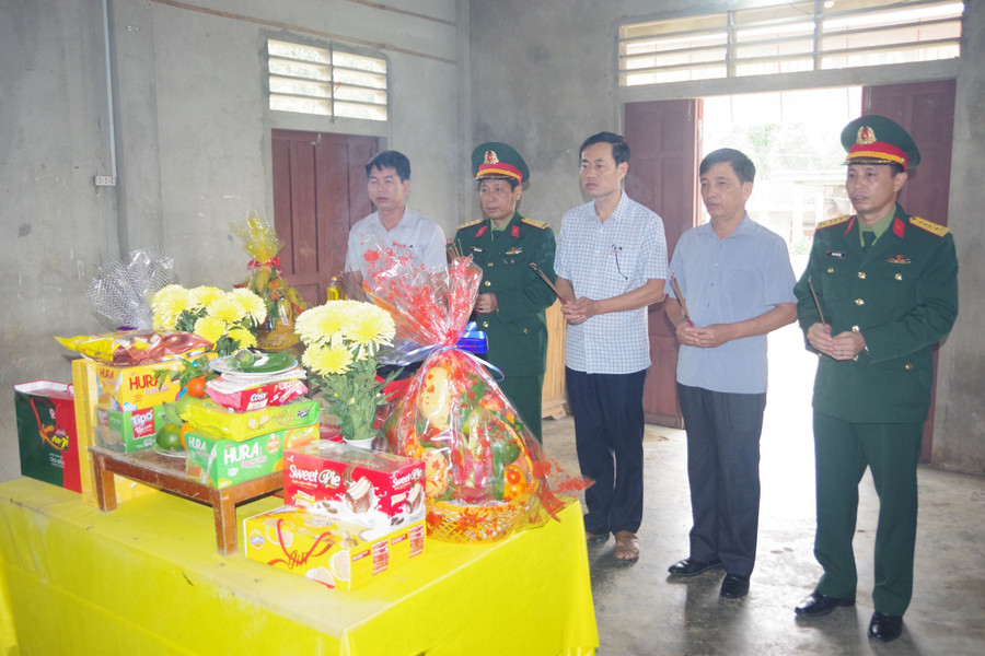 Lãnh đạo huyện Cam Lộ dâng hương viếng các liệt sĩ. Ảnh: Bá Minh. Lãnh đạo huyện Cam Lộ dâng hương viếng các liệt sĩ. Ảnh: Bá Minh.
