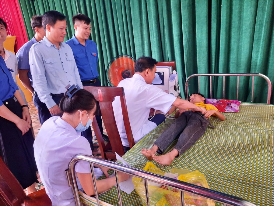 Gần 250 trẻ em có hoàn cảnh khó khăn được khám và cấp phát thuốc. Gần 250 trẻ em có hoàn cảnh khó khăn được khám và cấp phát thuốc.